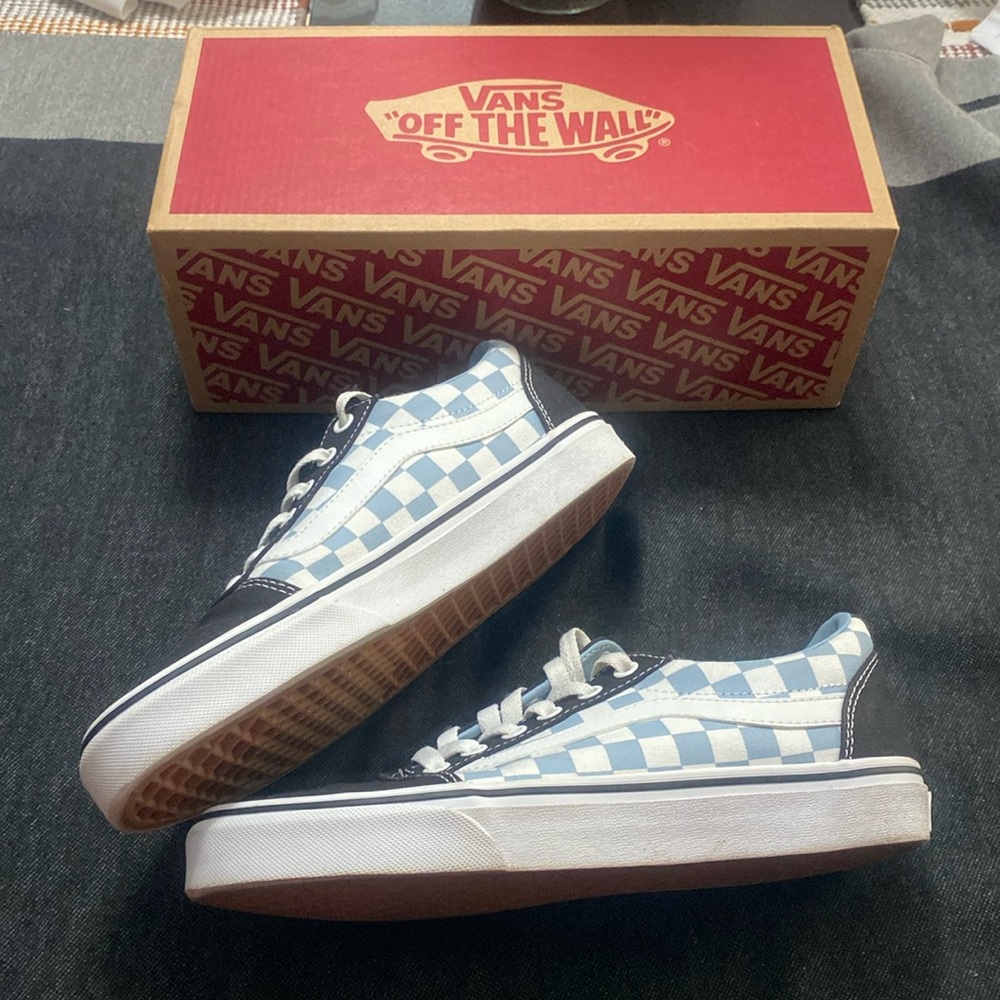 Vans tennis shoes. Great conditions. Size 8.